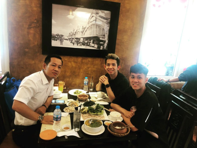 Hồng Duy tranh thủ gặp mặt bàn bè, anh em trước kỳ nghỉ Tết.