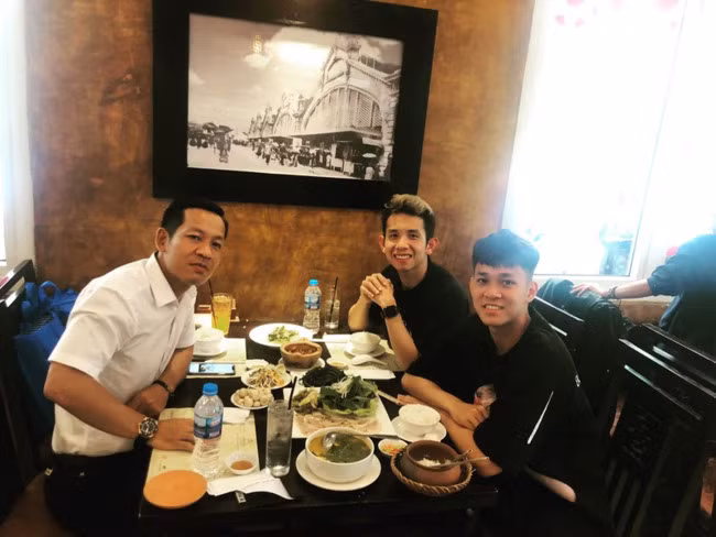 Hồng Duy tranh thủ gặp mặt bàn bè, anh em trước kỳ nghỉ Tết.