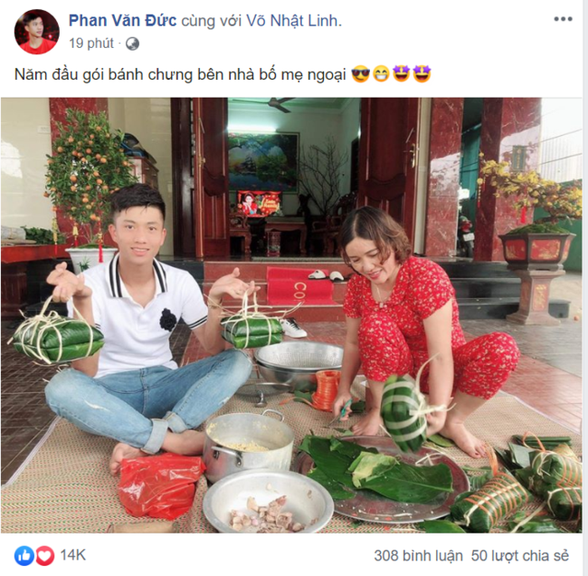 Phan Văn Đức gói bánh chưng cùng gia đình nhà vợ.