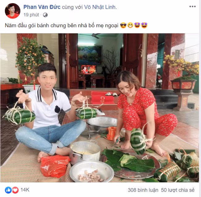 Phan Văn Đức gói bánh chưng cùng gia đình nhà vợ.