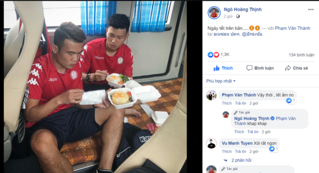 Ngô Hoàng Thịnh và người đồng đội Phạm Văn Thành tranh thủ ăn bữa trưa trên đường từ Buriram về Bangkok để nối chuyến về Việt Nam sau trận sơ loại AFC Champions League.