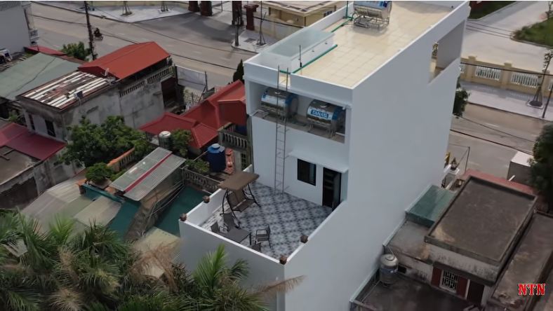 Căn nhà của YouTuber 9X được sơn màu trắng chủ đạo, kiến trúc pha một chút phong cách "hoàng gia". Ảnh: NTN.