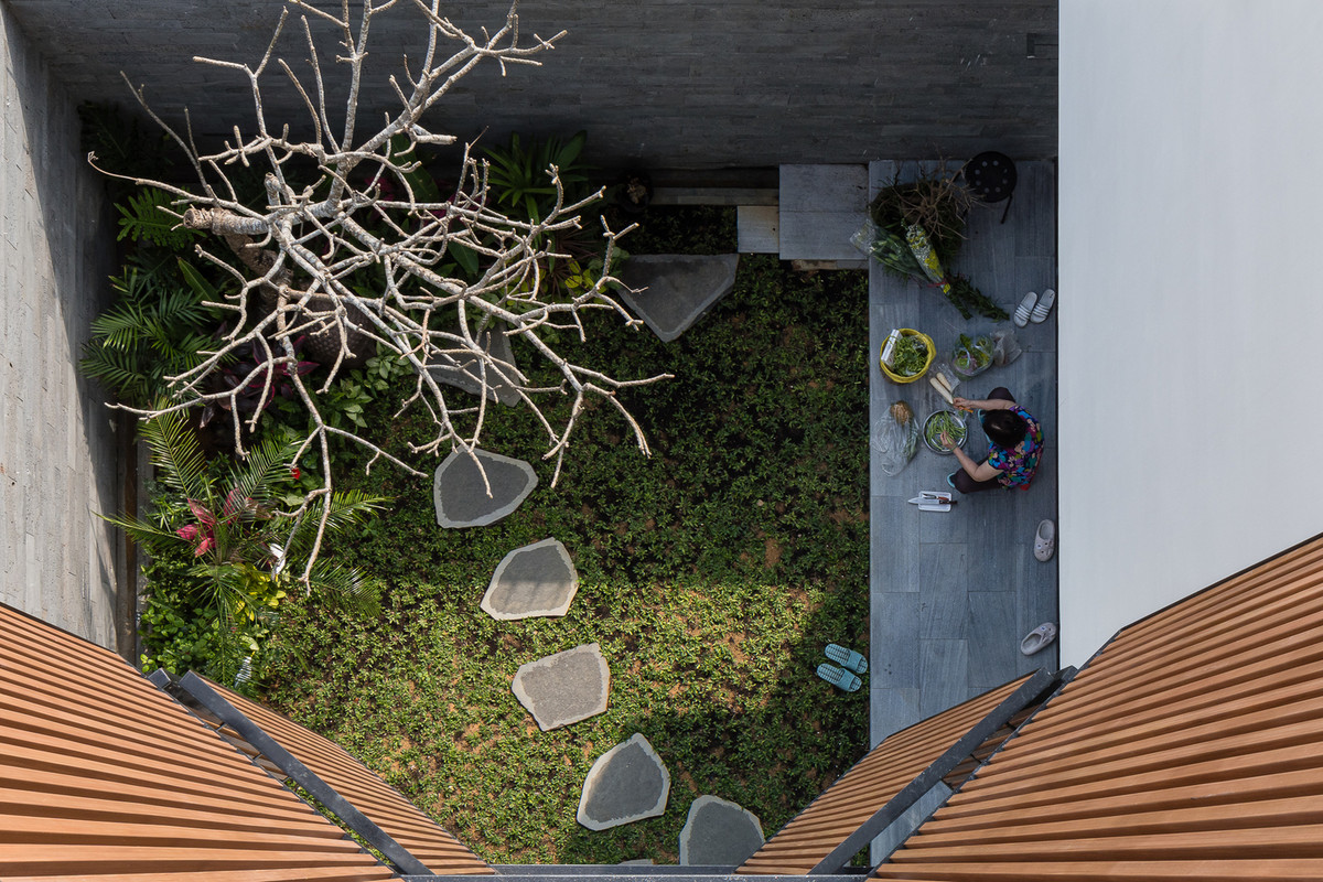 Từ tầng 2 và tầng 3 của căn biệt thự có thể dễ dàng quan sát khoảng sân yên bình dưới tầng 1.