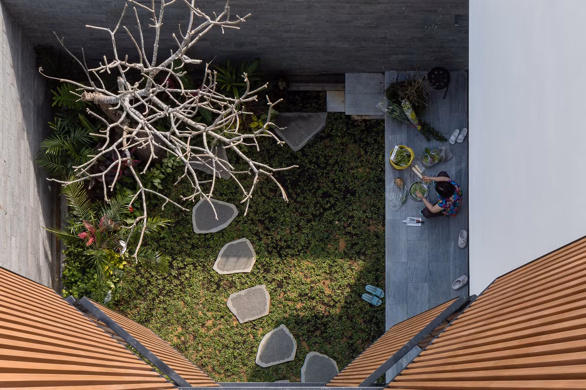 Từ tầng 2 và tầng 3 của căn biệt thự có thể dễ dàng quan sát khoảng sân yên bình dưới tầng 1.