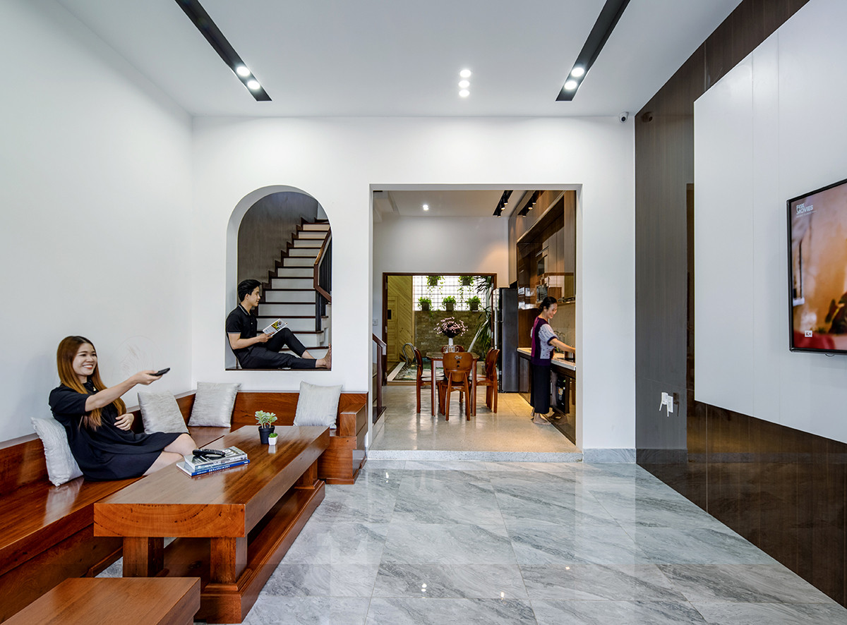 Yêu cầu đặt ra với nhóm kiến trúc sư là giữ lại tối đa kết cấu kèm các vách tường hiện trạng nhằm giảm thiểu chi phí không đáng có và tạo ra không gian mới đảm bảo tính bền vững, môi trường sống cao, kết nối các thành viên trong gia đình.