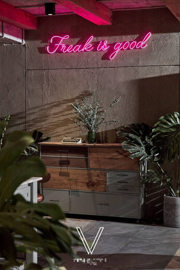 Đèn neon sáng rực được xem là điểm nhấn trong căn nhà.