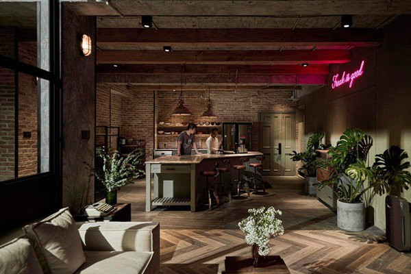 Các góc nhìn về mặt ánh sáng, vật liệu hay cách bố trí, sắp đặt không gian khiến Khởi My cũng tự khen rằng trông nhà mình chẳng khác gì những quán cà phê sang chảnh.