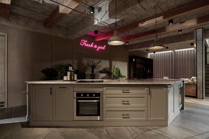 Khu bếp được vợ chồng Khởi My - Kelvin Khánh đầu tư trau chuốt từ công năng tới tính thẩm mỹ.