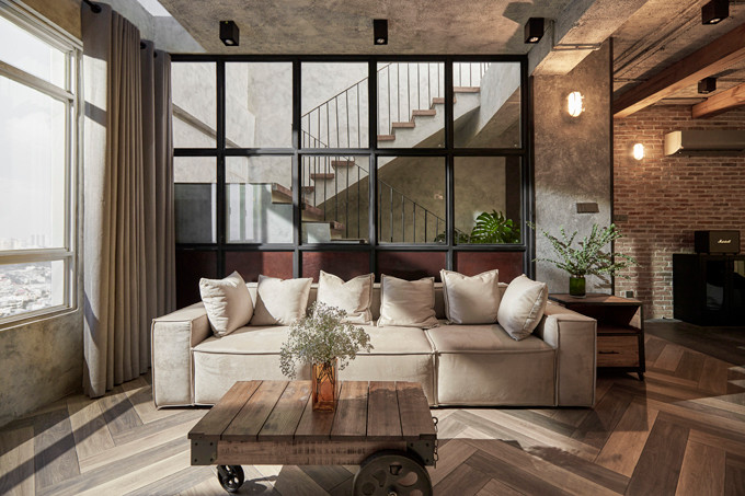 Phòng khách lấy ánh sáng từ giếng trời tại khu vực cầu thang.