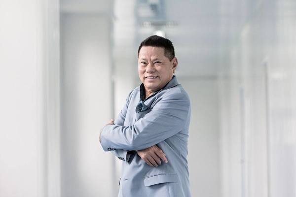 Doanh nhân người Mỹ gốc Việt Hoàng Kiều từng đưa ra quan điểm trên tạp chí Forbes rằng: "Đừng nói về cổ phần hay tiền tỷ. Có thể hôm nay bạn vẫn là tỷ phú nhưng ngày mai thì không". Ảnh: Forbes.