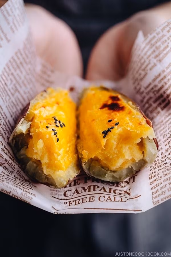 So với khoai lang khác kể cả giống Nhật trồng tại Việt Nam, khoai lang tươi từ Nhật có hàm lượng nước rất hoàn hảo, không quá bở mà cũng không bị nhão lại có độ mềm mịn lý tưởng.