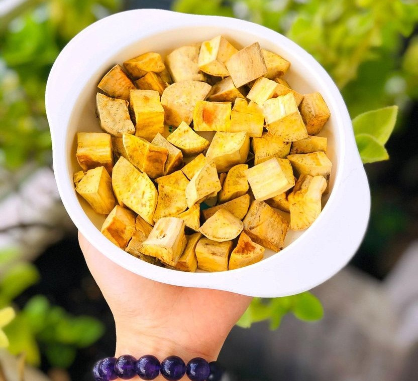 Cũng do đắt đỏ mà nhiều tiểu thương còn chia nhỏ, thái lát, luộc sẵn, ép vỉ thành 3 miếng/gói để bán.