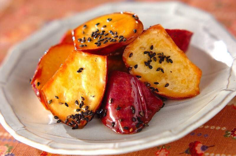 Tính trung bình trong mỗi củ khoai lang Nhật có chứa khoảng 26 gram tinh bột – chỉ bằng ½ lượng tinh bột có trong củ khoai tây và 1/3 tinh bột trong cơm trắng. Do đó, khách hàng chủ yếu là người có điều kiện, giới làm đẹp và các mẹ bỉm sữa. Nguồn ảnh: Mia Fruit.