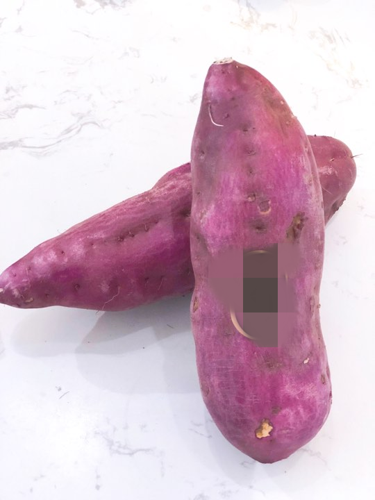 Theo cô Giang, do là hàng xách tay nên giá khoai lang Nhật mỗi nơi cũng khác nhau, dao động từ 500.000 - 700.000 đồng/kg. Tính ra, mỗi củ có giá lên tới cả nửa triệu đồng.