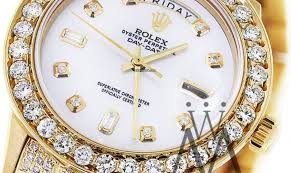 Một chiếc đồng hồ Rolex chính hãng luôn được thiết kế phần logo bắt mắt, gọn gàng, chắc chắn. Điều này sẽ khác hẳn so với những đường nét thô kệch, mờ nhạt và thiếu tinh tế trên những chiếc đồng hồ Rolex fake.