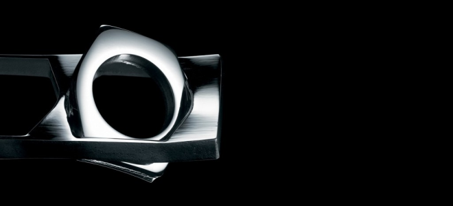 Đồng hồ Rolex được chế tác từ thép 904L - kim loại giá thành cao, ít ăn mòn, chống gỉ và độ cứng cao. Nếu chế tác đúng cách, chất liệu sẽ sáng bóng dần theo thời gian.