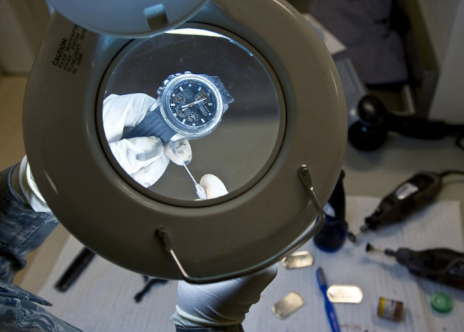 Với tần số dao động 28.800 vph dành cho đồng hồ cơ, kim giây Rolex chính hãng như quét trên mặt số. Đồng hồ Rolex giả khó có thể mang đến cảm nhận như vậy. Chắc chắn kim giây sẽ có dấu hiệu giật cục hoặc nhảy rõ ràng. Nguồn ảnh: Getty Image. Video: Sưu tập đồng hồ cổ để chiêm nghiệm thời gian. Nguồn: VTC1