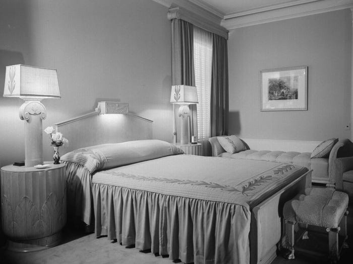 Năm 1979, gia đình Hilton bán bất động sản này cho tỷ phú ngành nông nghiệp David Murdock với giá 12,4 triệu USD. Vào thời điểm đó, thỏa thuận này là một kỷ lục trên thị trường bất động sản Mỹ.