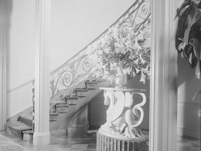 Winnick sau đó dành 2 năm và chi hàng triệu USD để sửa sang toàn bộ dinh thự.