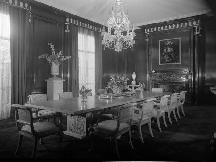 Theo Los Angeles Times, Winnick cho khôi phục lại những đường nét cổ điển bên trong căn nhà. Nhiều căn phòng được ốp gỗ hoặc được tô điểm bằng những nội thất có hoa văn cầu kỳ.