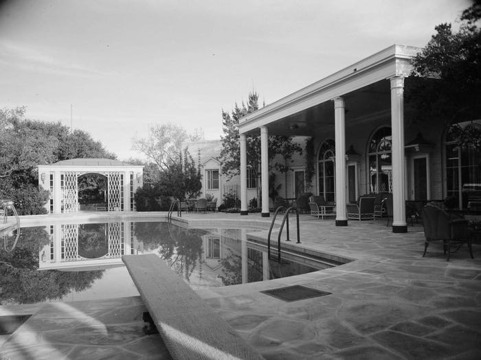 Trong biệt thự còn có bể bơi, sân bóng rổ, sân tennis, nhà kính, vườn hoa hồng và hồ cá koi.