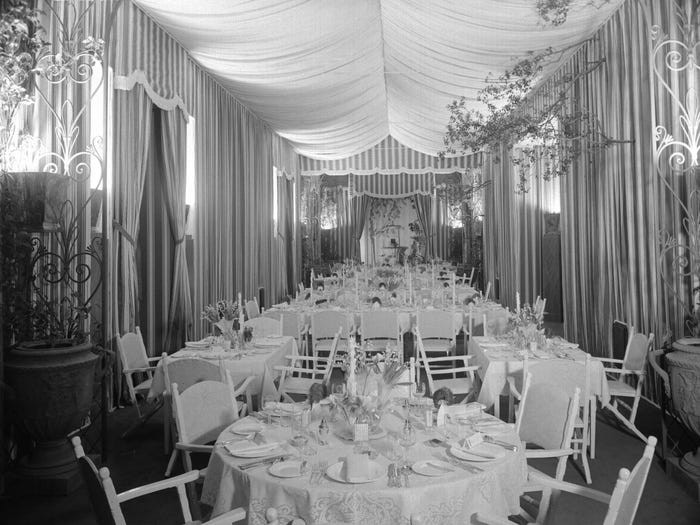 năm 1949, Weber bán căn biệt thự với giá 225.000 USD (tương đương khoảng 2,4 triệu USD ngày nay) cho Conrad Hilton