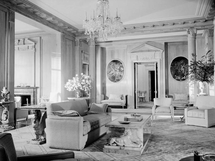 Đến năm 2000, Murdock bán lại biệt thự Casa Encantada cho chuyên gia tài chính David Winnick với giá 94 triệu USD.