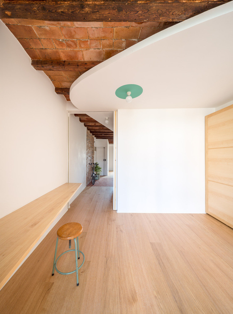 Trước đây, ngôi nhà được chia thành các phòng nhỏ bí bách, ít ánh sáng cũng như thông gió. Khi sửa lại, các khu vực chức năng được phân định bằng cách kết nối từng món đồ nội thất giúp không gian mặc dù nhỏ hẹp nhưng vẫn hài hòa và cân bằng.