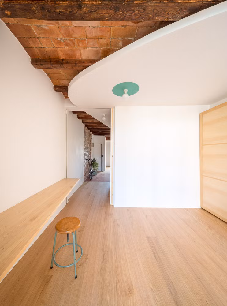 Trước đây, ngôi nhà được chia thành các phòng nhỏ bí bách, ít ánh sáng cũng như thông gió. Khi sửa lại, các khu vực chức năng được phân định bằng cách kết nối từng món đồ nội thất giúp không gian mặc dù nhỏ hẹp nhưng vẫn hài hòa và cân bằng.