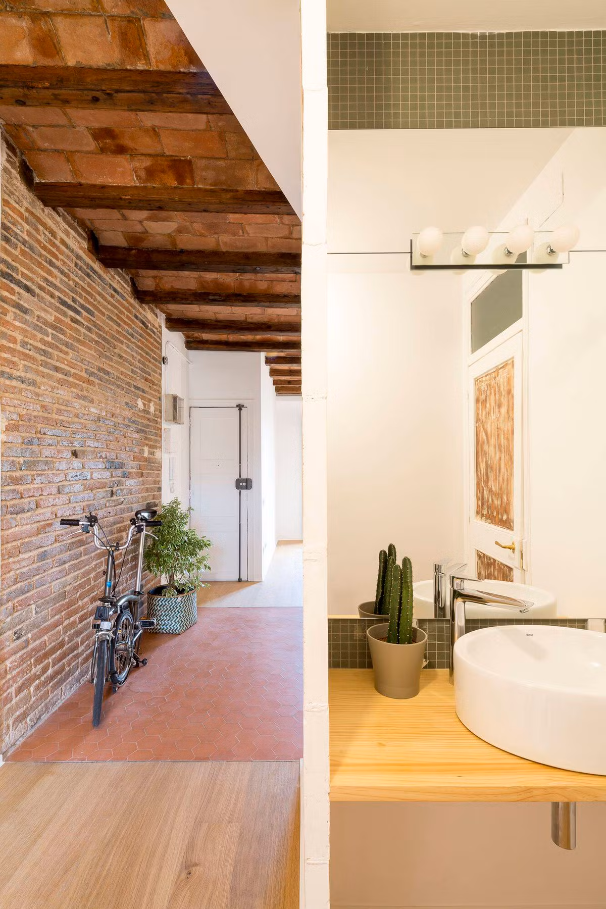 Cạnh khu bếp còn có phòng vệ sinh nhỏ trang trí đơn giản. Nguồn ảnh: Archdaily. Video: Ở nhà lá cổng bê tông: Chuẩn nông thôn mới. Nguồn: VTC1