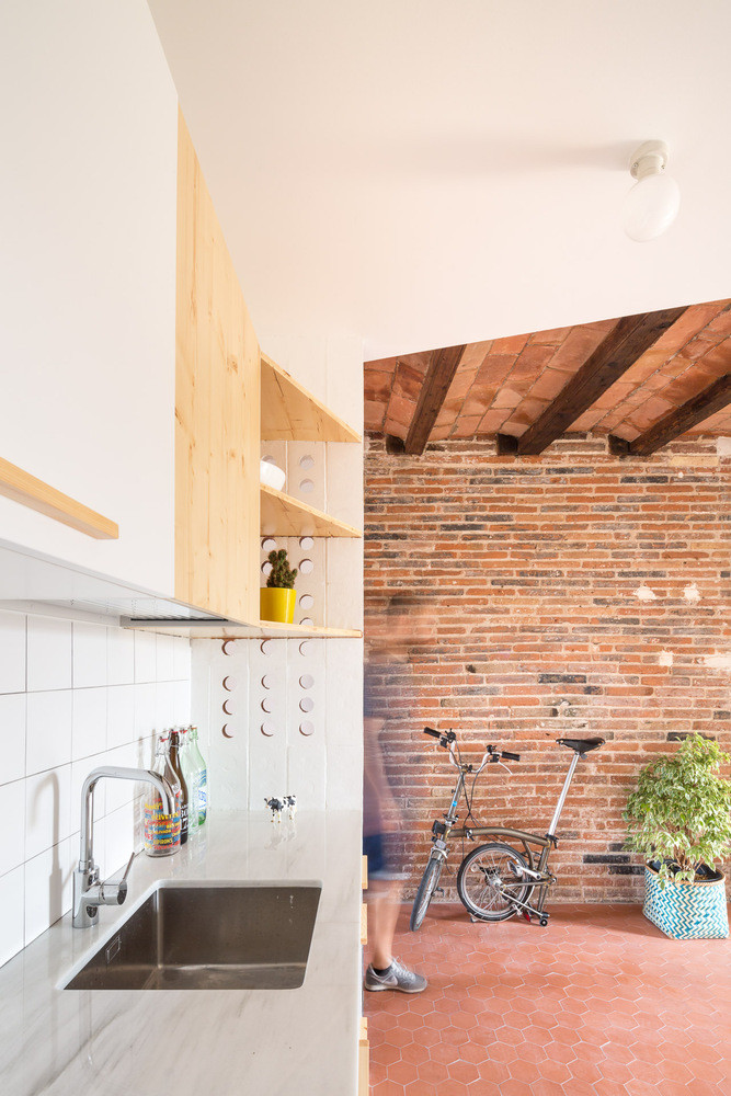 Đáp ứng sở thích phong cách tối giả mộc mạc của gia chủ, nhóm thiết kế giữ lại phần trần gạch thô và gỗ nhưng kết hợp thêm trần thạch cao giúp cho căn hộ ấn tượng.