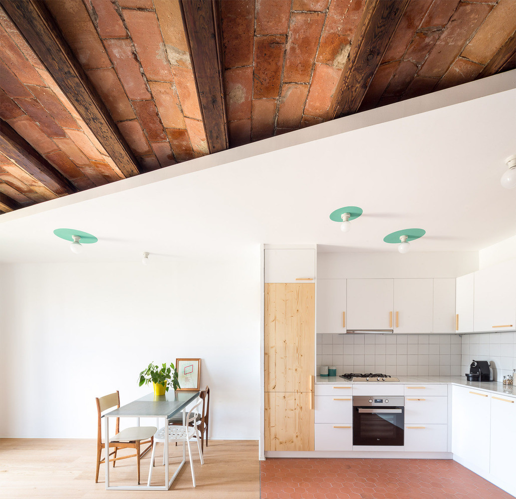 Laia House ở Barcelona (Tây Ban Nha) vốn là căn nhà cũ kỹ với phần nội thất đã qua nhiều năm sử dụng. Theo yêu cầu của gia chủ, khi cải tạo, nhóm kiến trúc sư giữ lại toàn bộ phần khung và thay đổi toàn bộ nội thất.