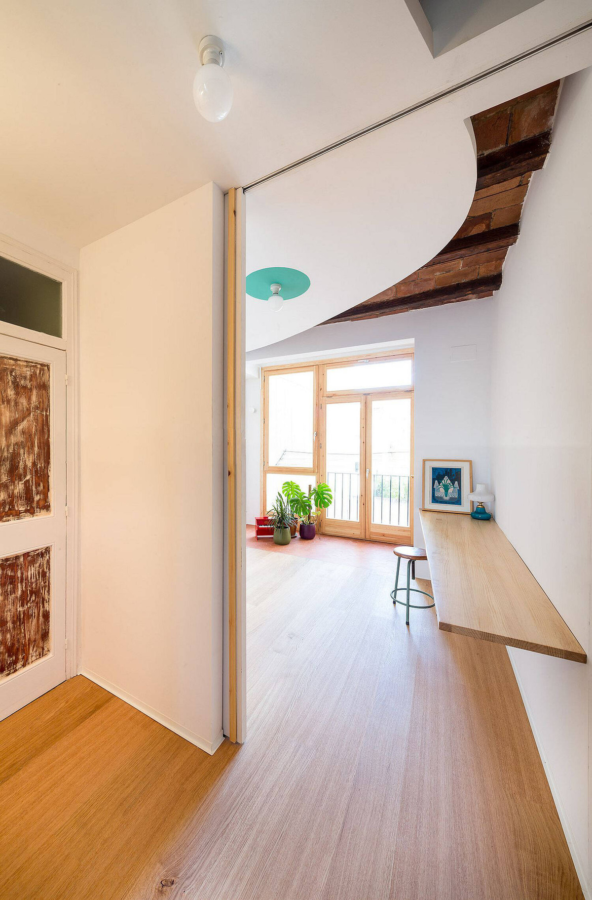 Bàn làm việc gắn lên tường nhằm tiết kiệm diện tích đồng thời giúp không gian thêm thoáng sáng.