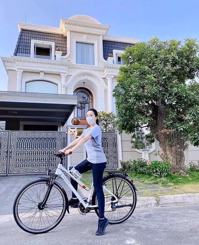 Căn nhà được xây dựng theo phong cách châu Âu với gam màu trắng chủ đạo, lắp nhiều cửa kính, đón ánh nắng mặt trời.