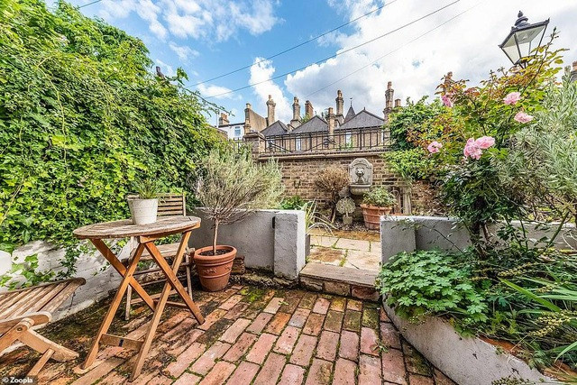 Ngôi nhà được miêu tả là "khu vườn ngoại ô giữa thành phố".