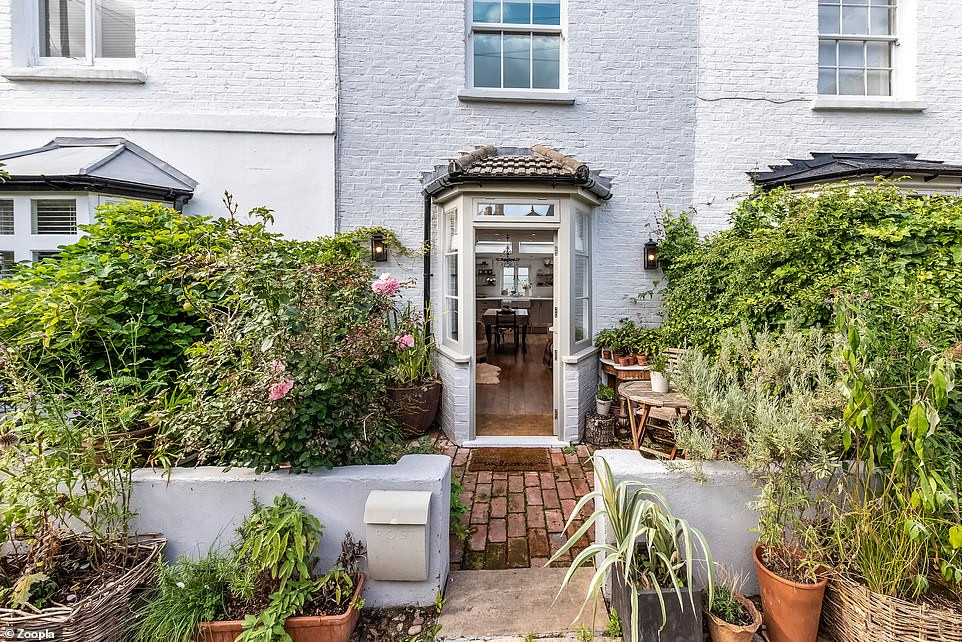 Tọa lạc tại trung tâm Peckham, một khu dân cư đông đúc tại miền Đông Nam London (Anh), ngôi nhà thu hút sự chú ý bởi diện tích khiêm tốn nhưng giá bán cao ngất ngưởng.