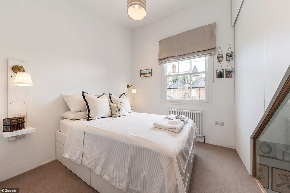 Phòng ngủ lớn đủ không gian cho giường đôi.