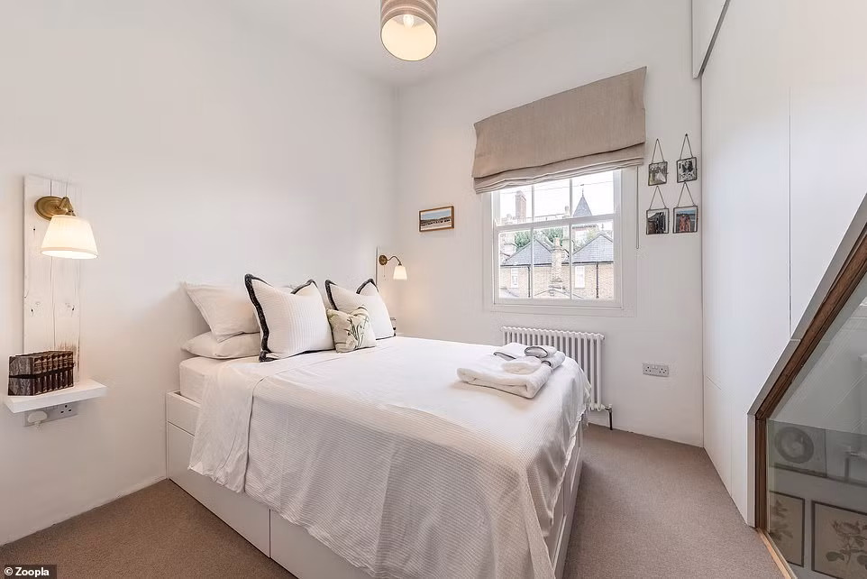 Phòng ngủ lớn đủ không gian cho giường đôi.