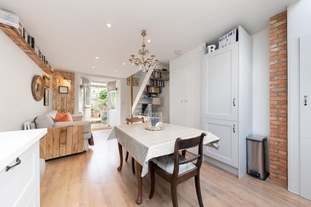 Tầng 1 bao gồm phòng khách lớn, nhà bếp, khu vực ăn uống.