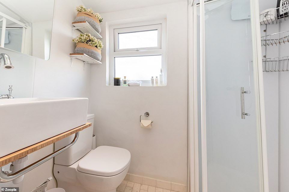 Phòng tắm ở phía sau cũng sử dụng toàn bộ gam màu trắng. Nguồn ảnh: DailyMail. Video: Độc đáo cách tạo lối vào nhà. Nguồn: VTC1