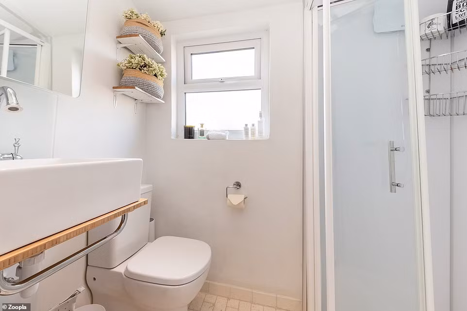 Phòng tắm ở phía sau cũng sử dụng toàn bộ gam màu trắng. Nguồn ảnh: DailyMail. Video: Độc đáo cách tạo lối vào nhà. Nguồn: VTC1