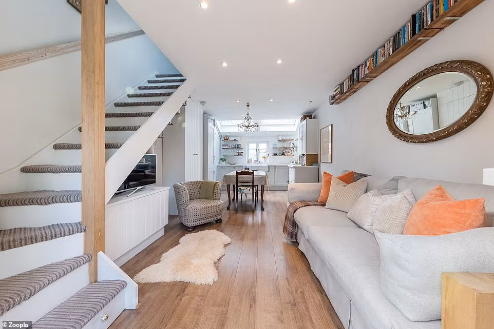 Nhà xây 2 tầng, trong đó diện tích 1 sàn chỉ vẻn vẹn 26,7m2. Thế nhưng, nó đang được rao bán với giá 625.000 bảng Anh (tương đương 18,4 tỷ đồng), cao hơn nhiều so với những căn nhà rộng rãi xung quanh.