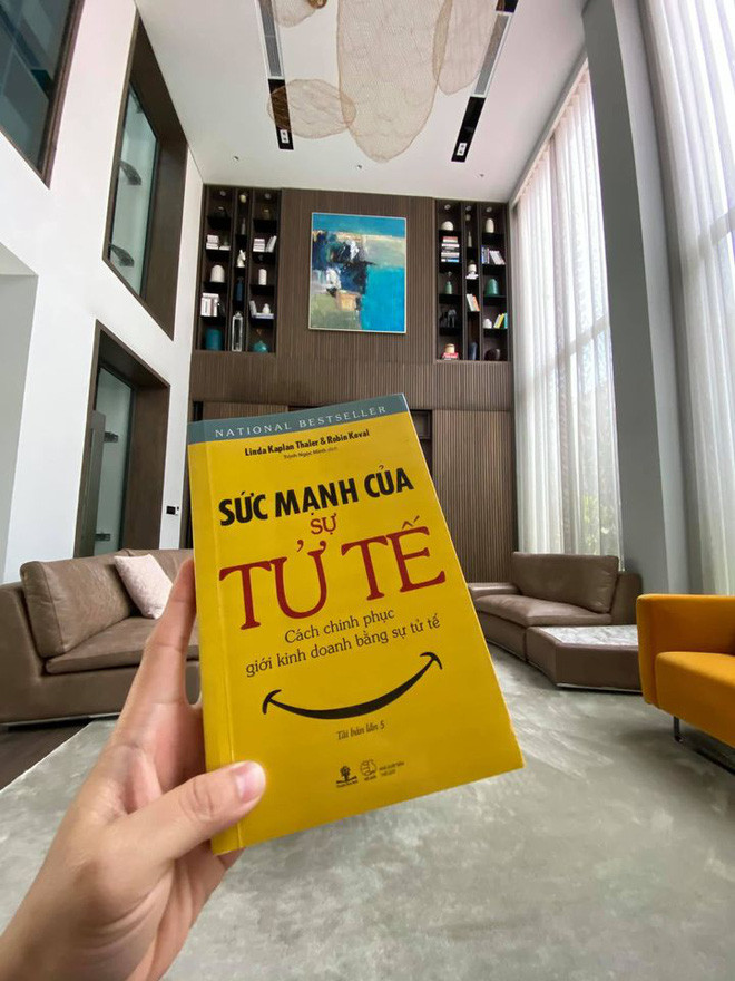 Phòng khách thoáng đãng với trần nhà cao. Ảnh: FBNV.