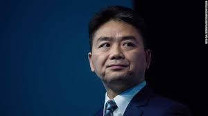 Không lâu sau, ông cũng tuyên bố rời khỏi vị trí cấp cao của hơn 50 công ty do ông sở hữu cũng như là nhà đầu tư. Bê bối ngoại tình cũng khiến Lưu Cường Đông không thể thực hiện tuyên bố trước đó là sẽ không nghỉ hưu trước 65 tuổi để vượt mặt Jack Ma về số năm làm việc. Ảnh: Reuters.