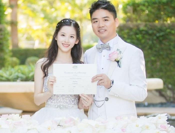 Năm 2015, Chủ tịch tập đoàn JD.com Lưu Cường Đông (người từng có một đời vợ cùng đứa con 8 tuổi) bất ngờ tổ chức đám cưới với tình trẻ kém tận 19 tuổi là "hot girl trà sữa" Chương Trạch Thiên. Mối duyên chân dài - đại gia này bị dư luận cho là dùng tiền đổi lấy tình và ngược lại. Tuy nhiên, họ vẫn sống bên nhau và có một con gái. Ảnh: Sina.