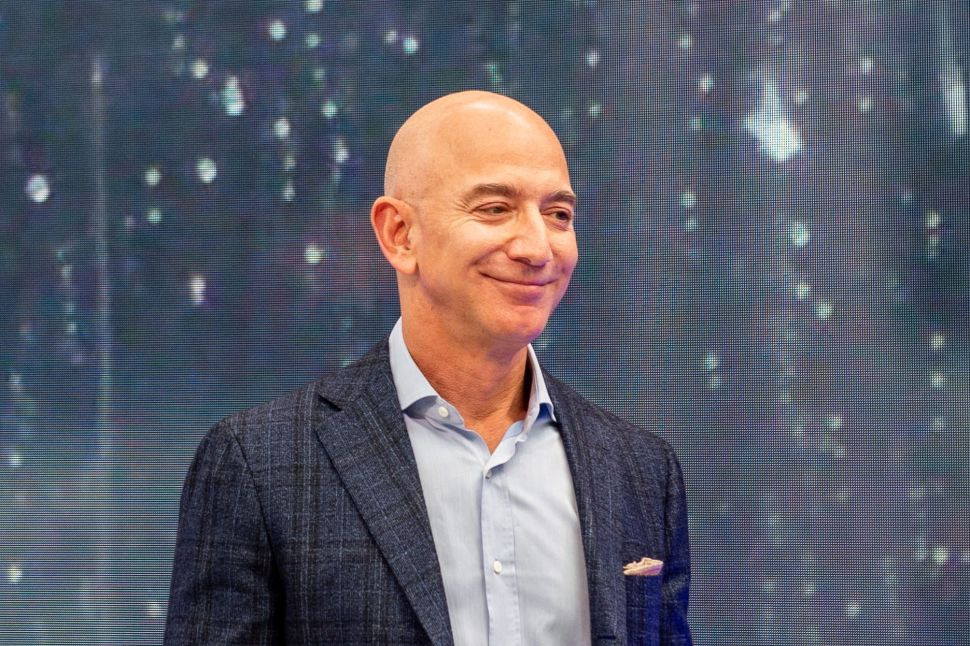 Theo đó, tỷ phú Jeff Bezos cho rằng chính anh trai của người tình đã chia sẻ những đoạn tin nhắn và hình ảnh nhạy cảm của ông gửi cho bạn gái khiến vụ ngoại tình giữa hai người bị phanh phui vào đầu năm ngoái. Ảnh: Getty Imgae.