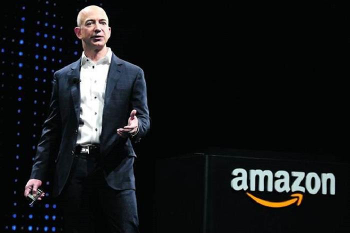 Gần đây nhất, hồi tháng 2 năm nay, tờ New York times đưa tin, tỷ phú giàu nhất hành tinh Jeff Bezos đã bị Michael Sanchez, anh trai của bà Lauren Sanchez khởi kiện tội vu khống liên quan đến vụ bê bối ngoại tình đầu năm ngoái. Ảnh: Reuters.