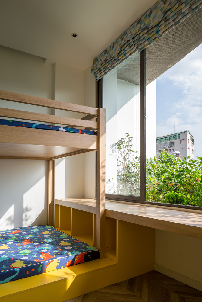 Những bức tường phân cách được loại bỏ. Kống khí và ánh sáng ở cuối nhà được tận dụng triệt để, tạo luồng không khí đối lư từ trước ra sau, từ dưới lên trên.