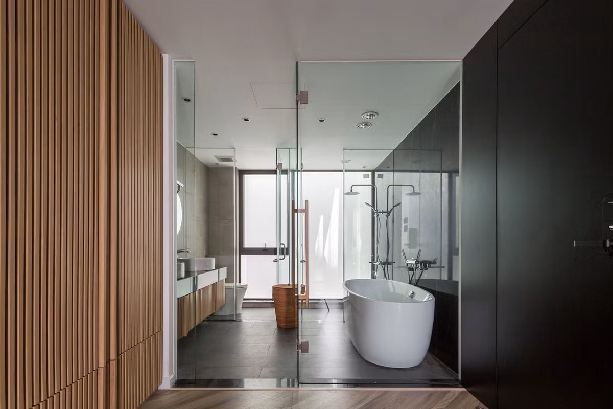 Nhà tắm thiết kế hiện đại với gam màu trắng đen chủ đạo. Nguồn ảnh: Hoang Le. Video: Độc đáo cách tạo lối vào nhà. Nguồn: VTC1