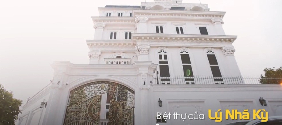 Căn biệt thự của Lý Nhã Kỳ nằm ở vị trí đắc địa (cách bờ sông Sài Gòn chỉ vài chục mét) được ví như tòa lâu đài.